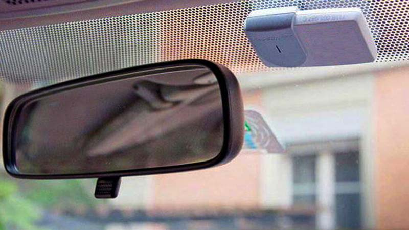 los-puntos-negros-en-tu-parabrisas-pequenos-heroes-de-la-seguridad-automotriz