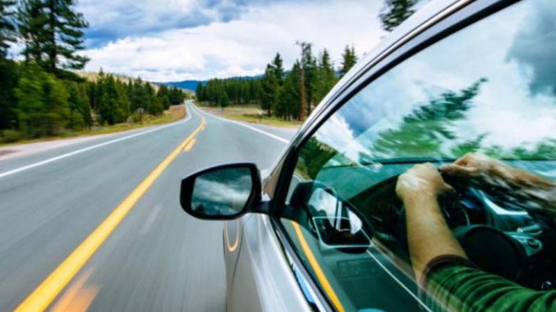 viaja-seguro-y-tranquilo-los-10-imprescindibles-que-todo-conductor-debe-llevar-en-la-cajuela